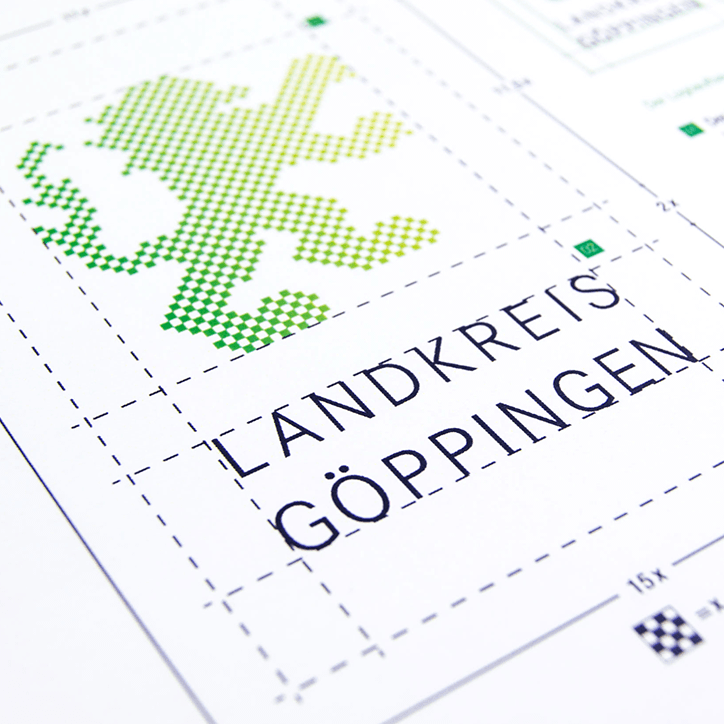 perspektivisch dargestelltes, vermaßtes Logo des Landkreis Göppingen als Ausschnitt aus dem Styleguide