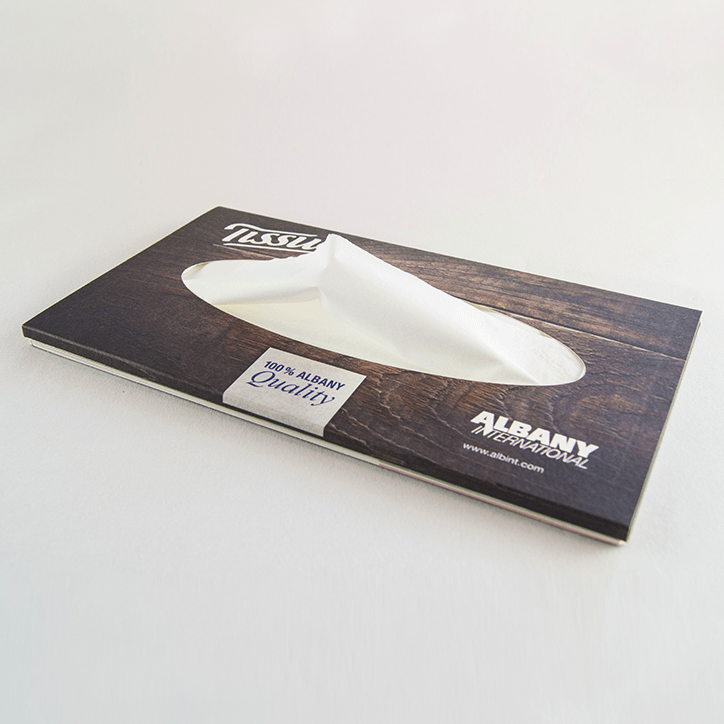 einer Holzkiste nachempfundene Tissue-Box mit ALBANY International Logo